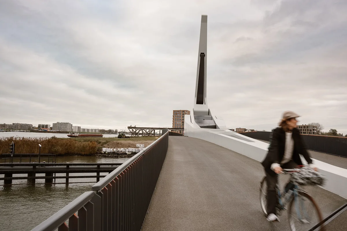 Geen brug te ver